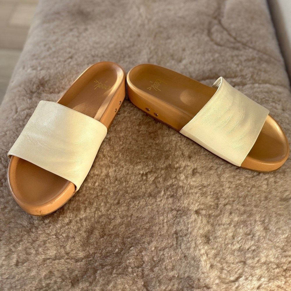 Beek Pelican Leather Slide Platform Sandals in Eggshell/Beach
